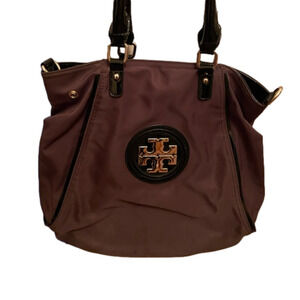 🌿Brown shoulder bag faux Tory Burche with T emblem, patent leather accents🌿